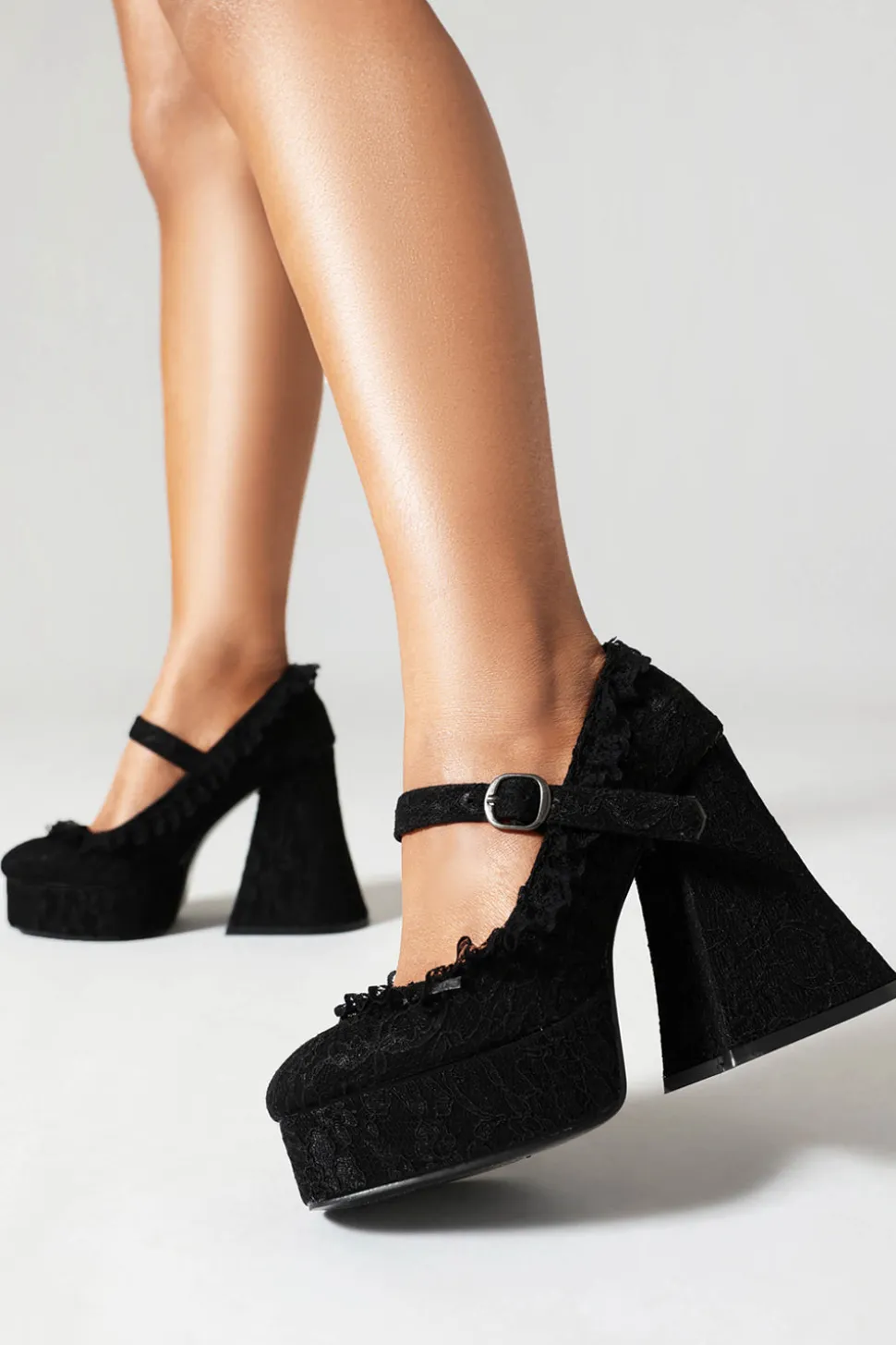 Sapatos de salto de bloco de plataforma de dedo fechado preto