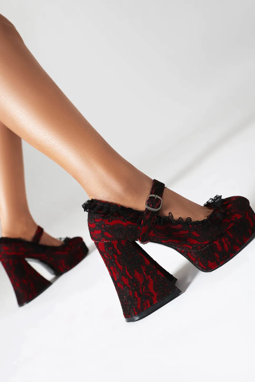 Sapatos de salto de bloco de plataforma de dedo fechado preto