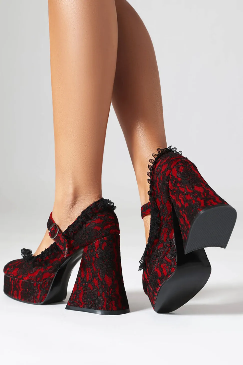 Sapatos de salto de bloco de plataforma de dedo fechado preto