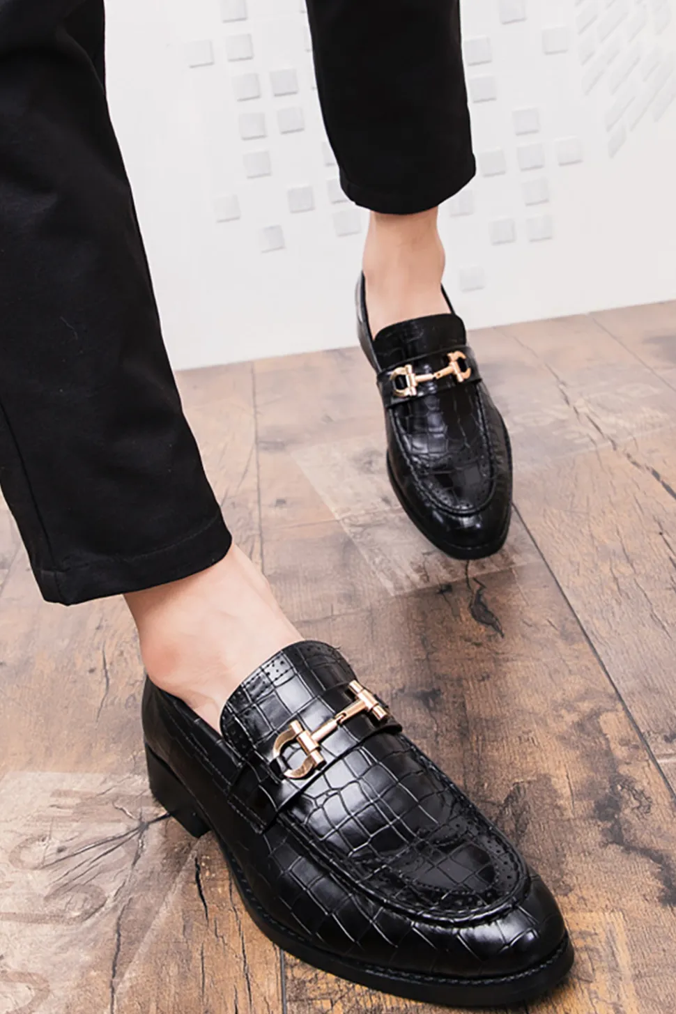 Sapatos masculinos de monge de couro preto escorregadio