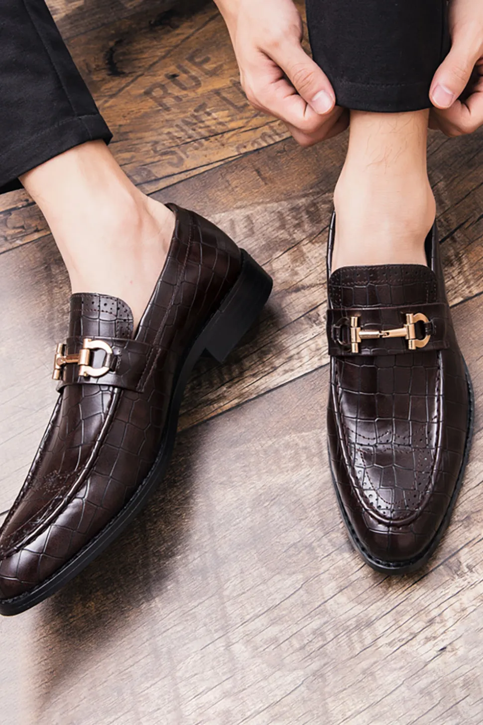Sapatos masculinos de monge de couro preto escorregadio