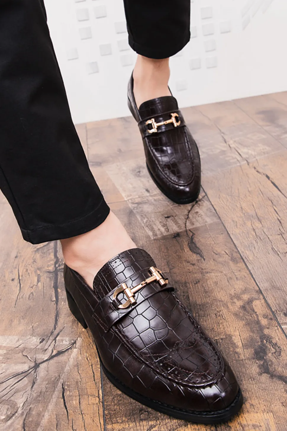 Sapatos masculinos de monge de couro preto escorregadio