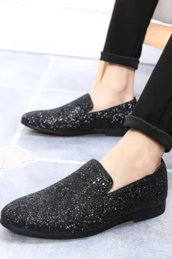 Sapatos masculinos pretos de lantejoulas escorregando