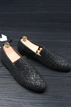 Sapatos masculinos pretos de lantejoulas escorregando