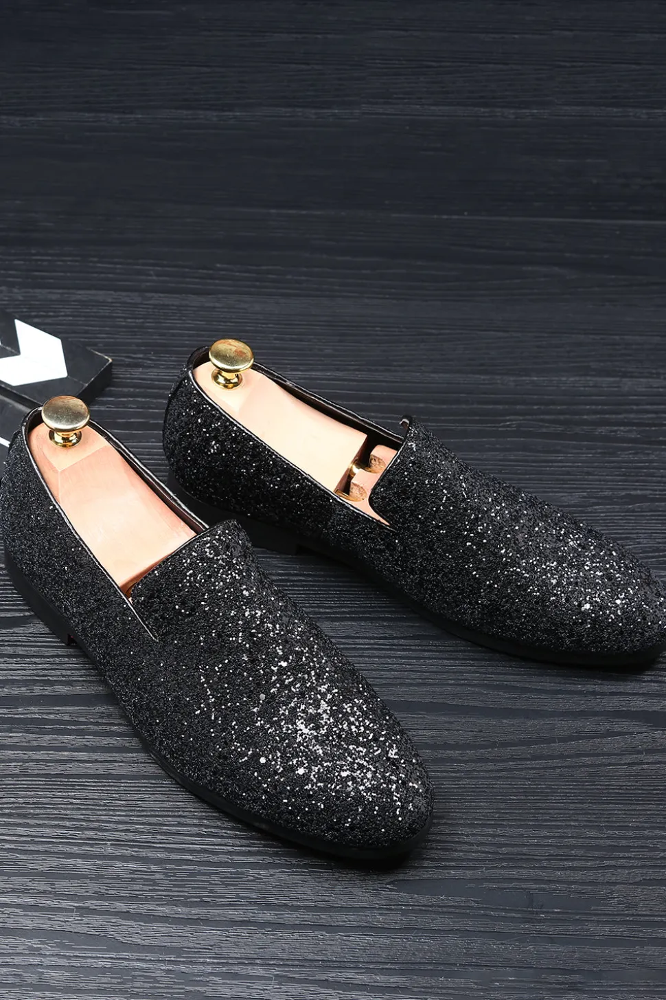 Sapatos masculinos pretos de lantejoulas escorregando