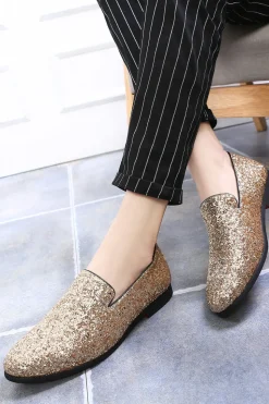 Sapatos masculinos pretos de lantejoulas escorregando