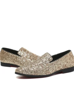 Sapatos masculinos pretos de lantejoulas escorregando