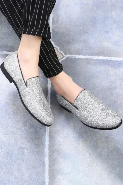 Sapatos masculinos pretos de lantejoulas escorregando