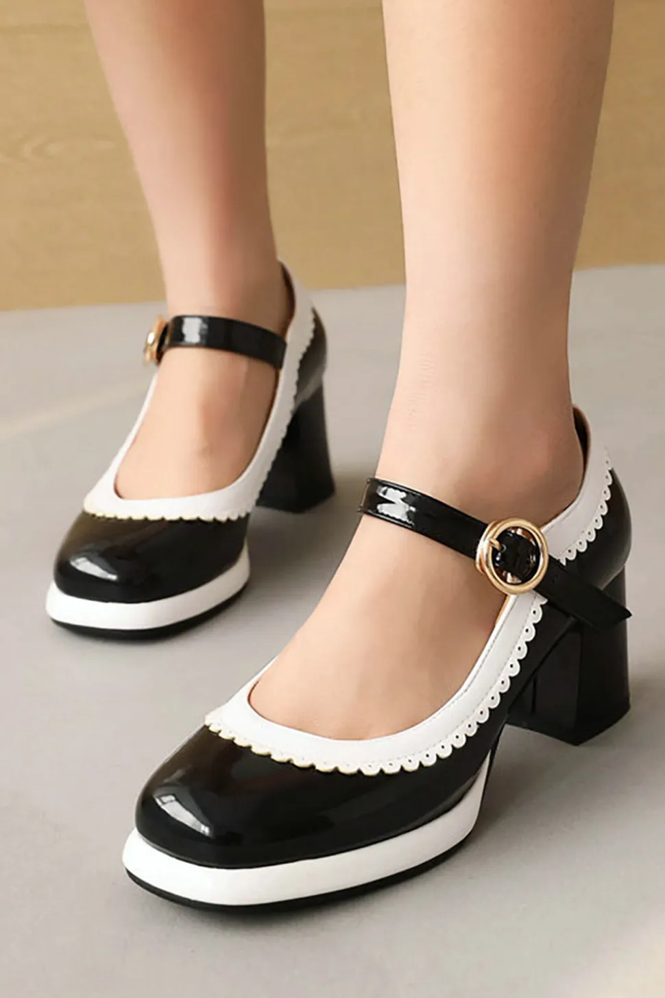 Sapatos pretos do toe round com correia ajustável