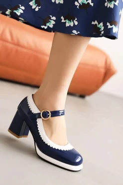 Sapatos pretos do toe round com correia ajustável