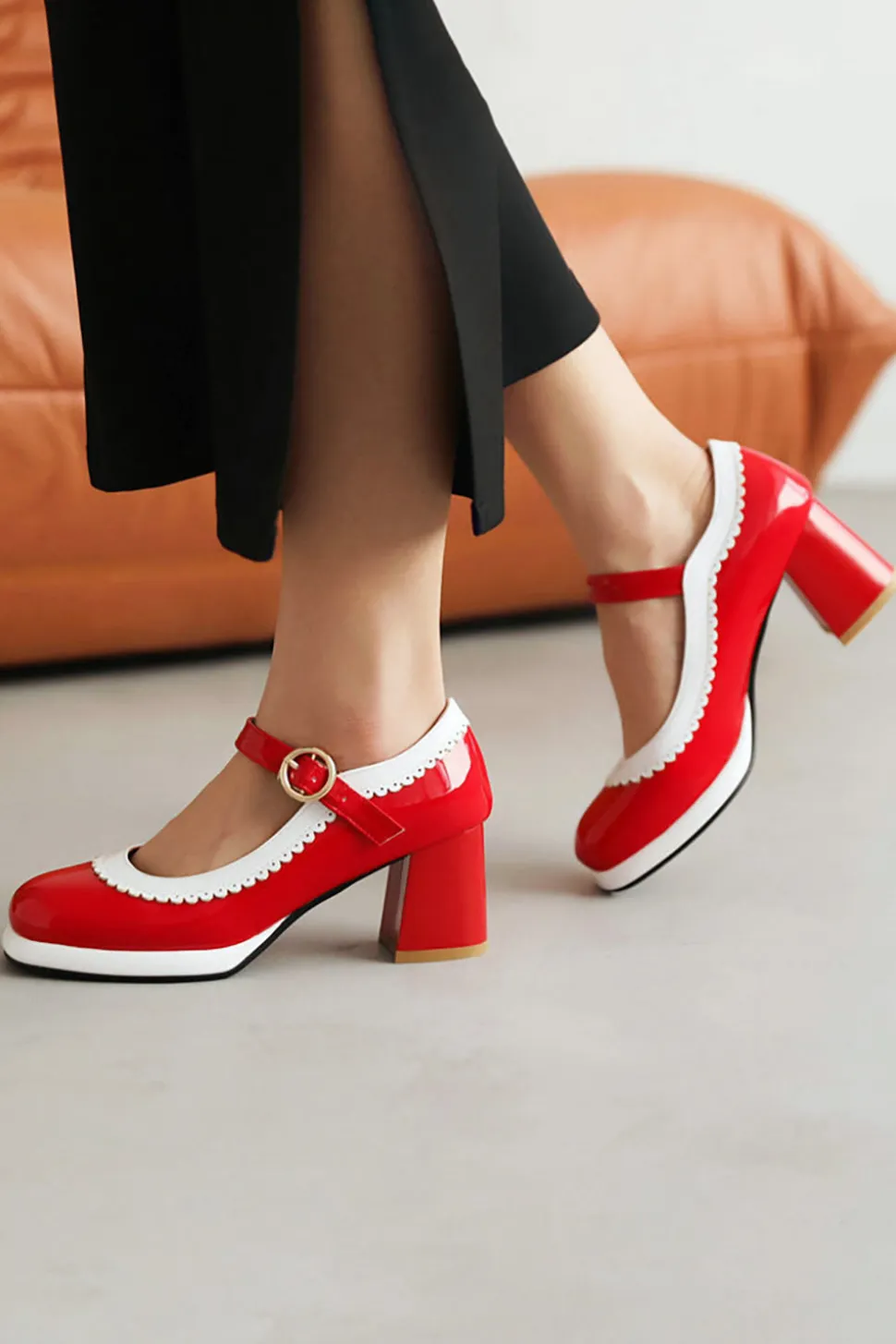 Sapatos pretos do toe round com correia ajustável