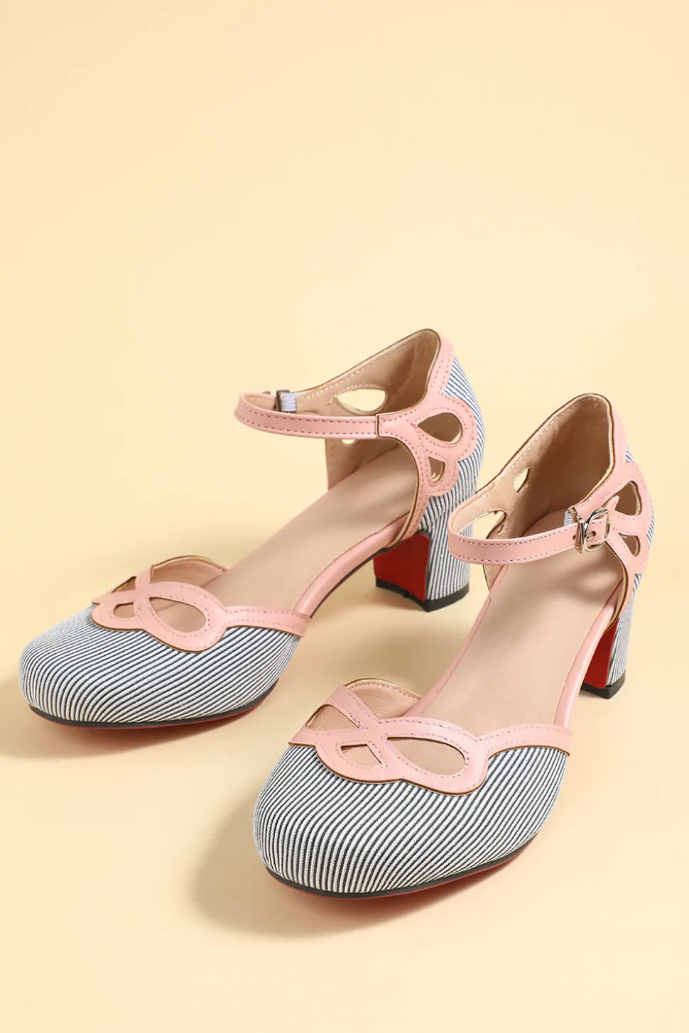 Sapatos retro pretos de pontos