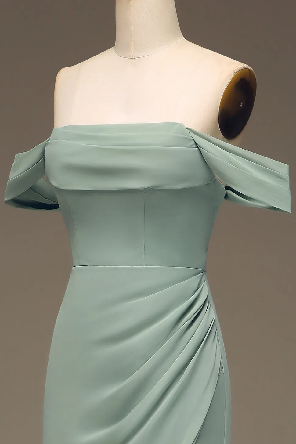 Sábio empoeirado fora da bainha de ombro Chiffon plissado longo vestido de dama de honra