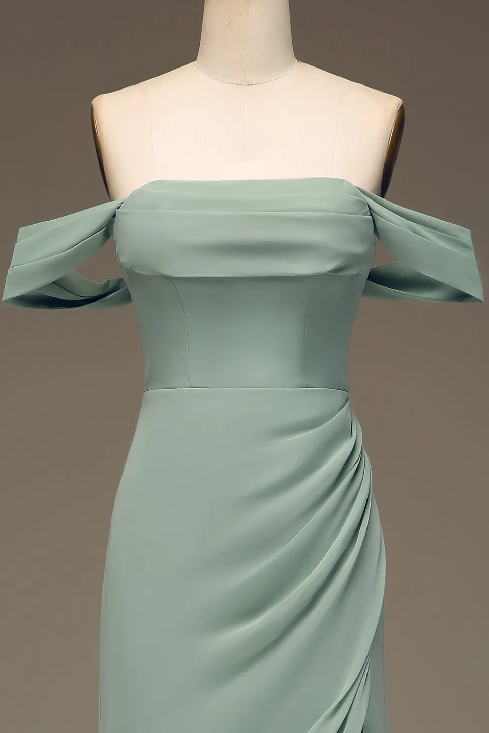 Sábio empoeirado fora da bainha de ombro Chiffon plissado longo vestido de dama de honra