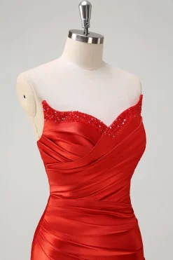 Sereia Vermelha Cetim Strapless plissado lantejoulas longo vestido de baile com fenda