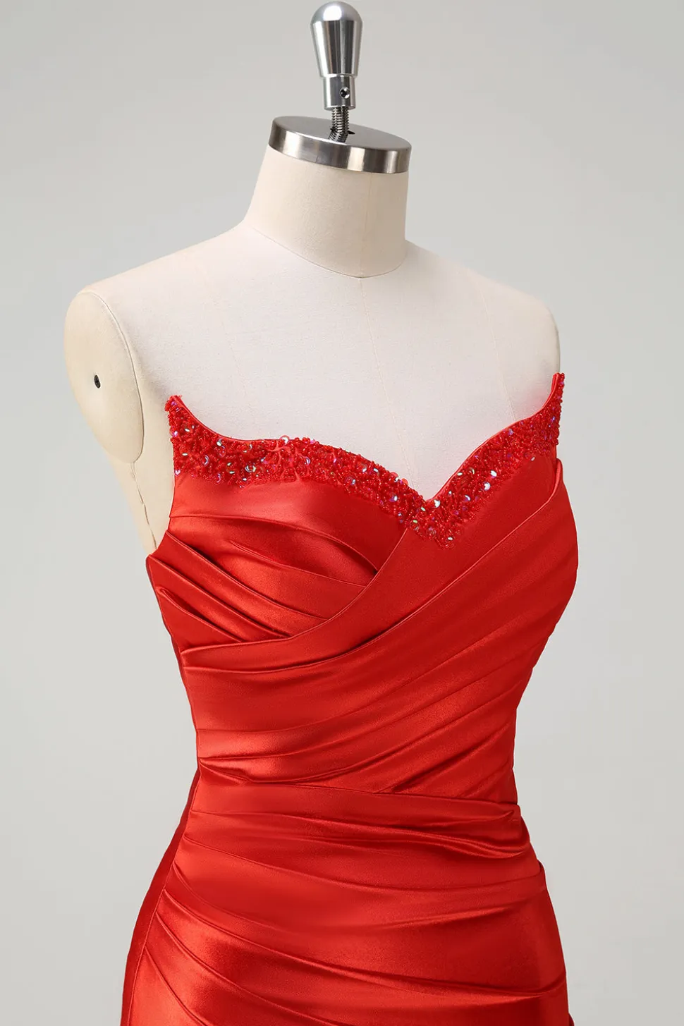 Sereia Vermelha Cetim Strapless plissado lantejoulas longo vestido de baile com fenda