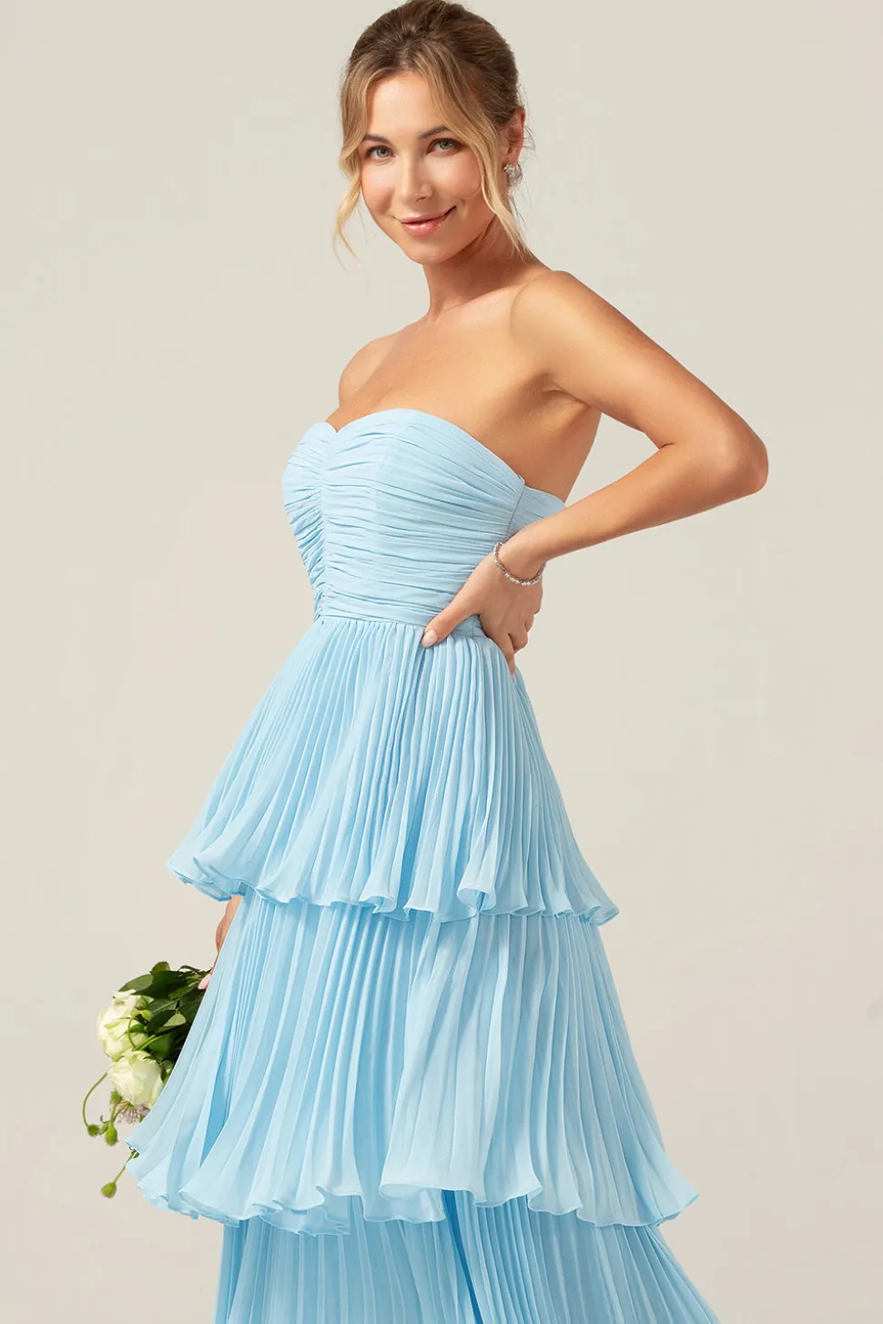 Sky Blue Sweetheart plissado Tiered Long Bridesmaid Dress