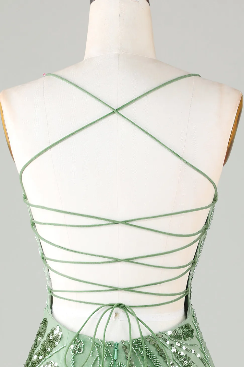 Sparkly Bainha Espaguete Alças Verde Vestido Curto Homecoming com Criss Cross Back