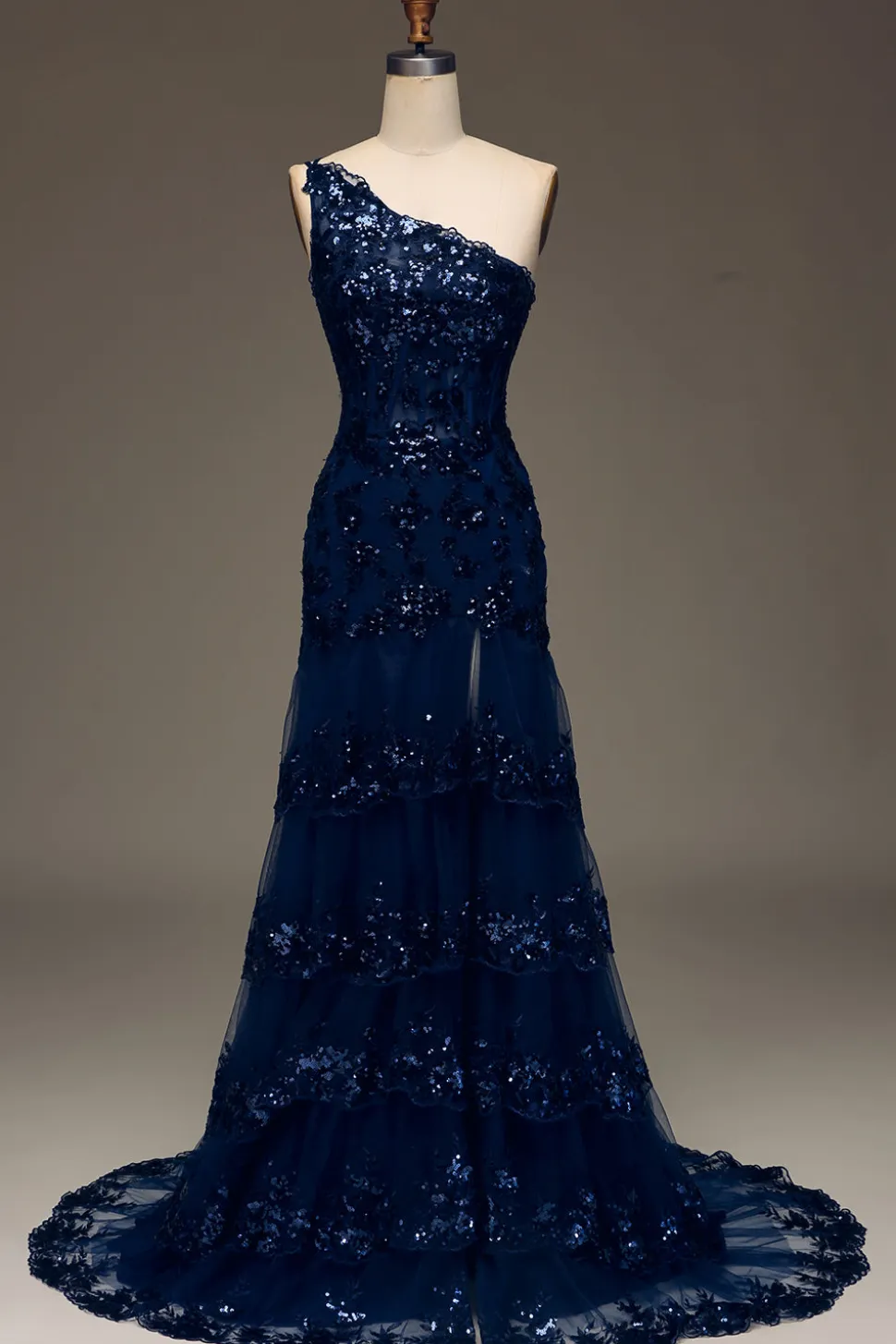 Sparkly Dark Navy Tiered Lace Um ombro longo vestido de baile com fenda