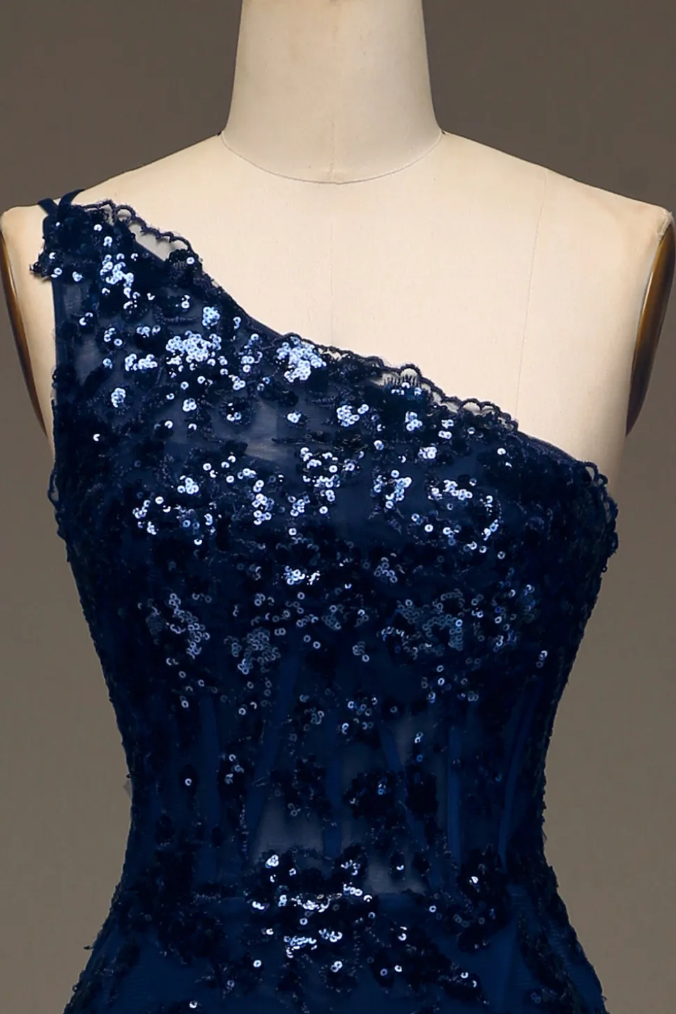 Sparkly Dark Navy Tiered Lace Um ombro longo vestido de baile com fenda