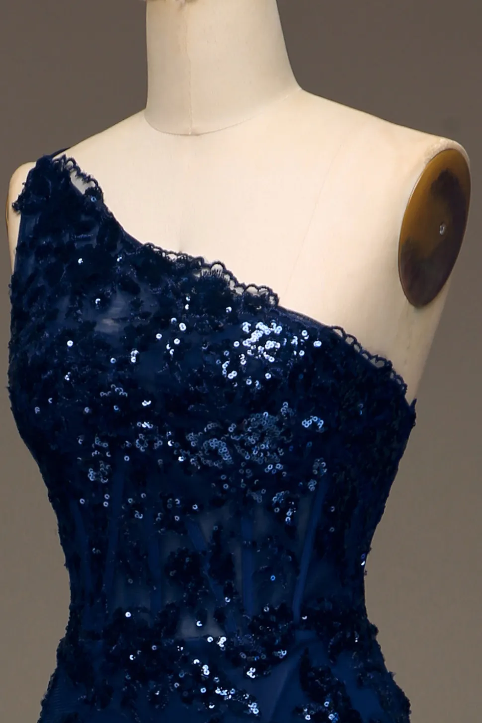 Sparkly Dark Navy Tiered Lace Um ombro longo vestido de baile com fenda
