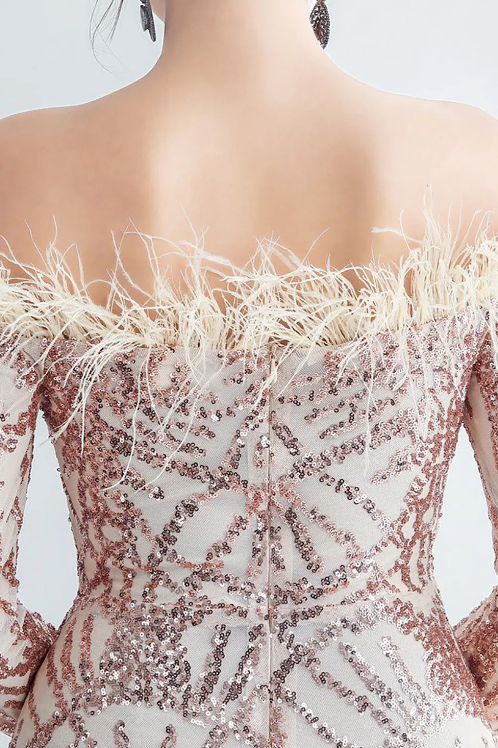 Sparkly Off The Shoulder Sequins Vestido de baile de formatura dourado com penas