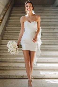 Strapless bainha branca curto Courthouse vestido de noiva