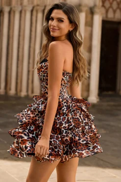 Strapless Khaki Leopard Tiered A Line Corset Homecoming Dress com Folhos