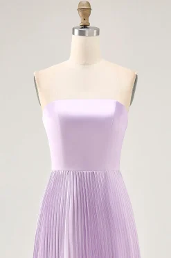 Strapless plissado lilás uma linha longo vestido de dama de honra