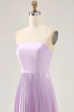 Strapless plissado lilás uma linha longo vestido de dama de honra