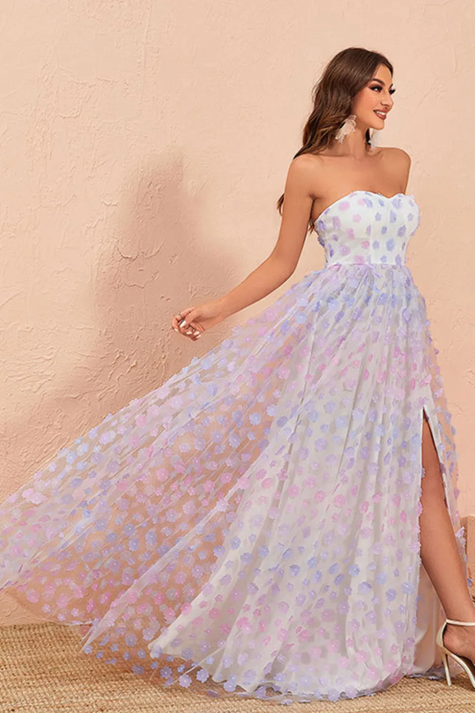 Strapless Uma linha de tule vestido de baile com floral