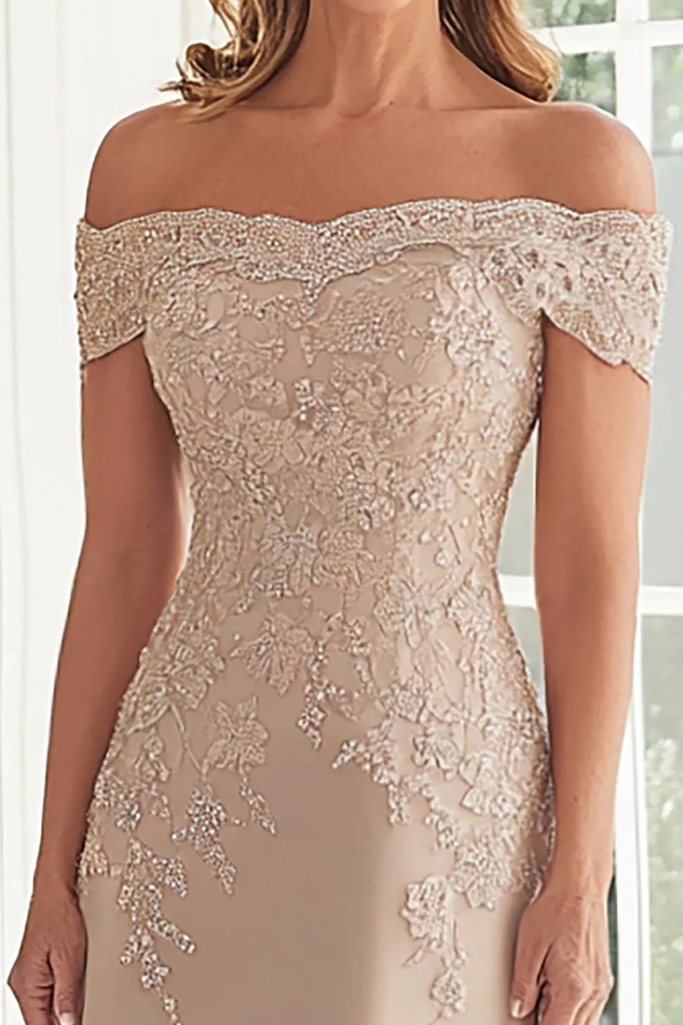 Taupe elegante fora do ombro Chiffon bainha longa mãe da noiva com apliques de renda