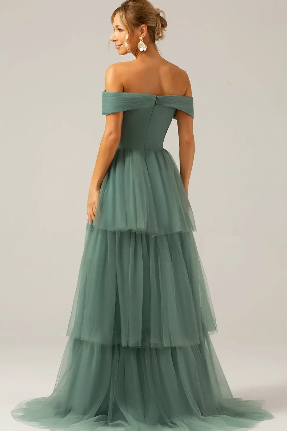 Tule verde cinza Uma linha fora do ombro vestido de dama de honra em camadas