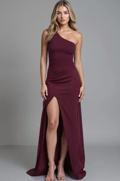 Um ombro bainha vestido de noite bordô com fenda