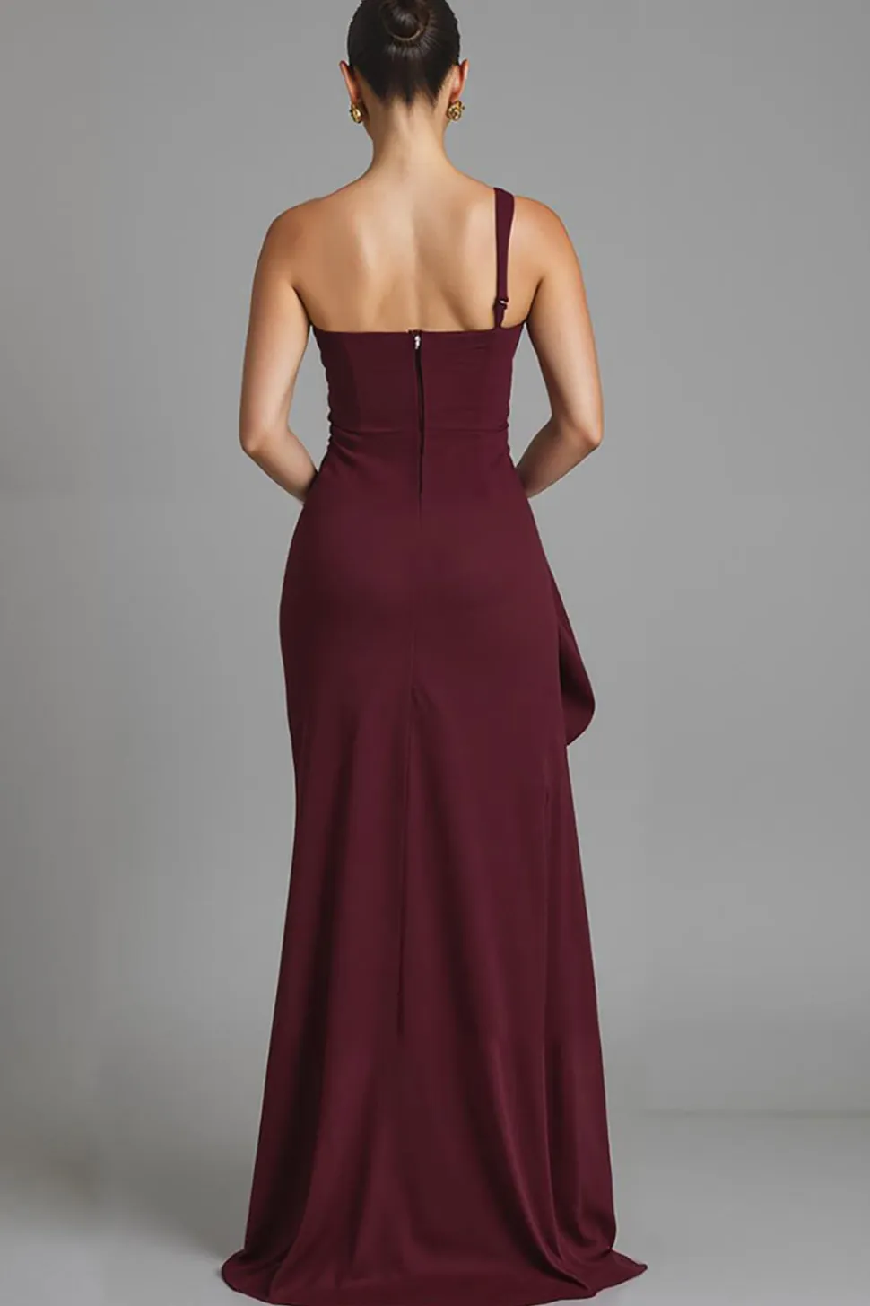 Um ombro bainha vestido de noite bordô com fenda