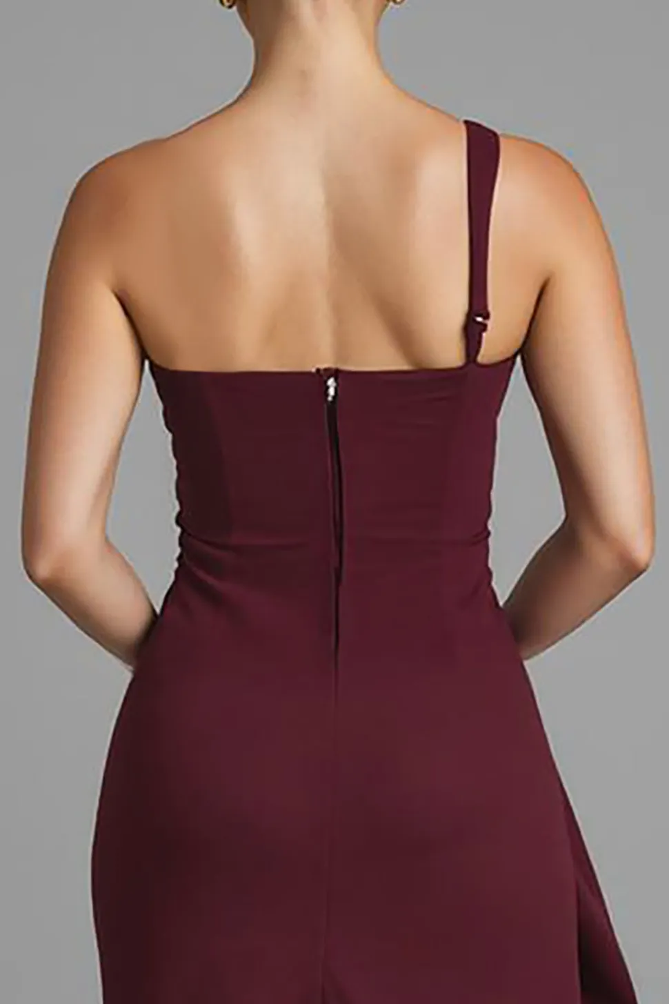 Um ombro bainha vestido de noite bordô com fenda