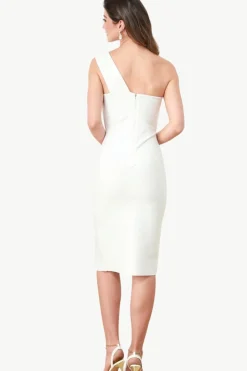 Um ombro branco bodycon vestido com botões