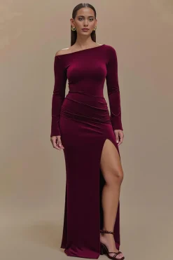 Um ombro cetim mangas longas vestido formal Borgonha com fenda