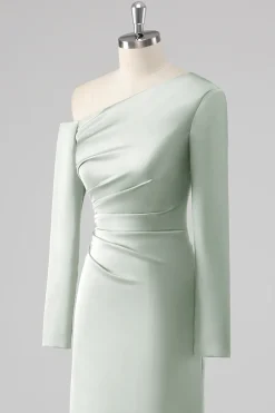 Um ombro cetim sage bainha vestido dama de honra com mangas compridas