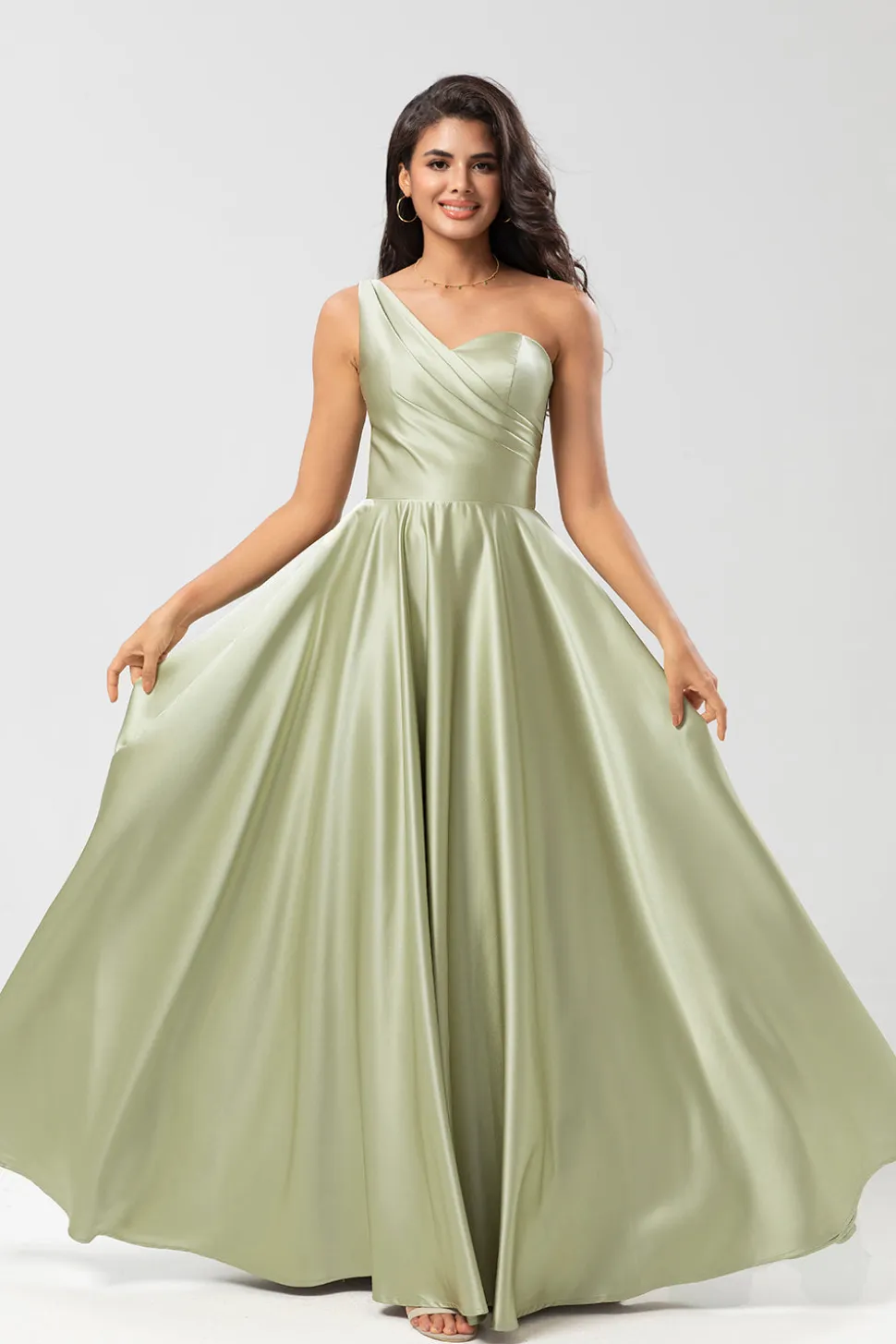 Um ombro cetim vestido verde dama de honra com bolsos