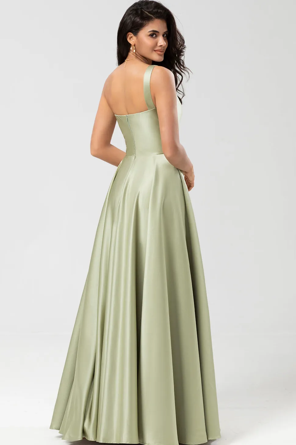 Um ombro cetim vestido verde dama de honra com bolsos