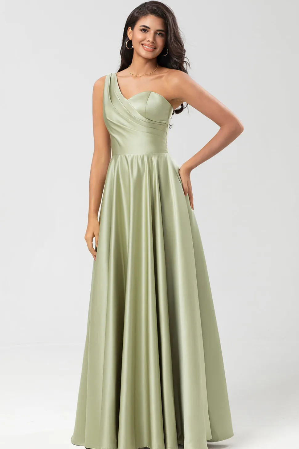 Um ombro cetim vestido verde dama de honra com bolsos