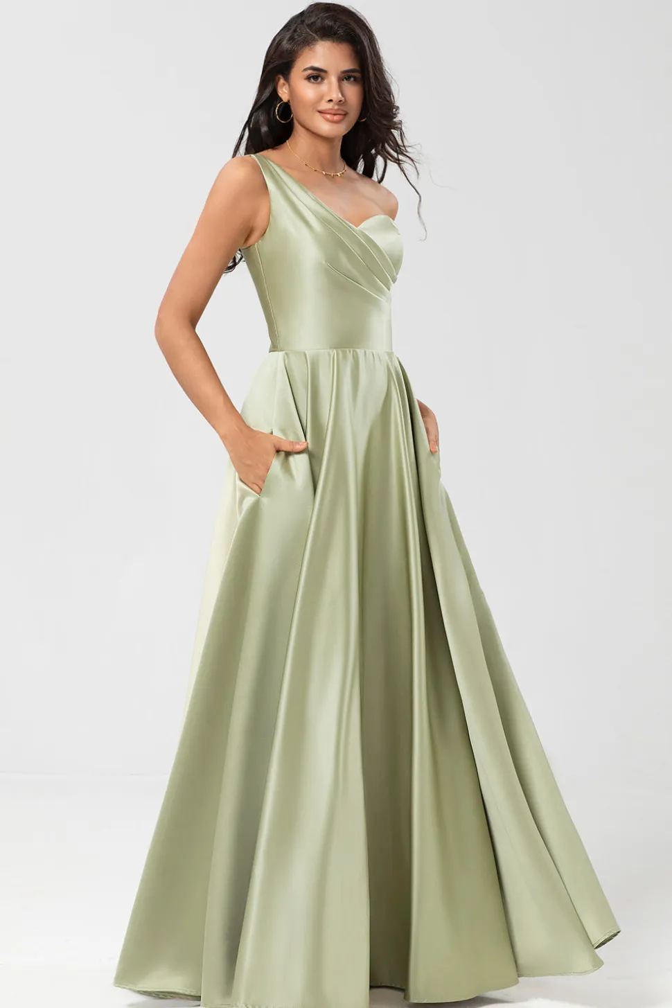 Um ombro cetim vestido verde dama de honra com bolsos