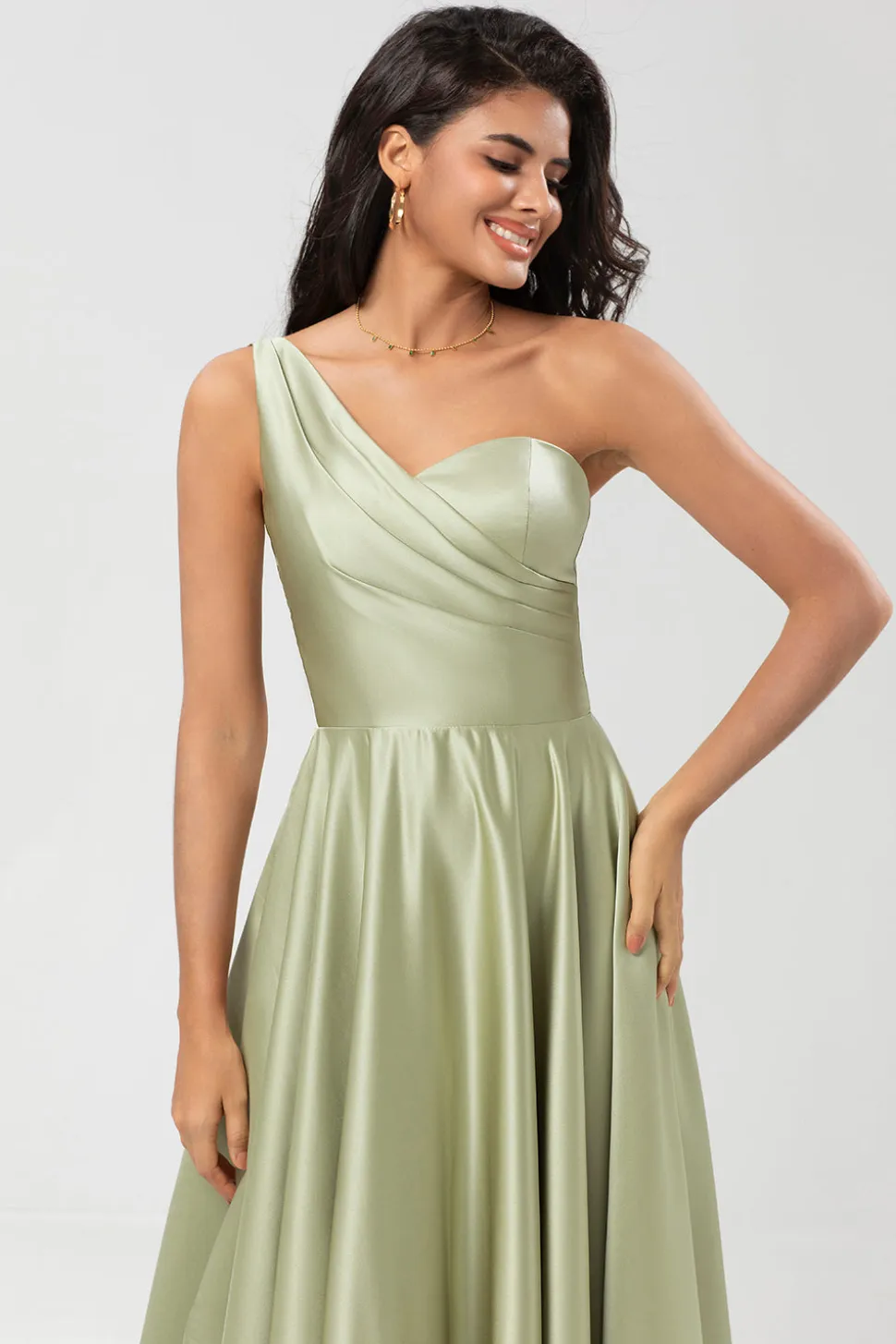 Um ombro cetim vestido verde dama de honra com bolsos