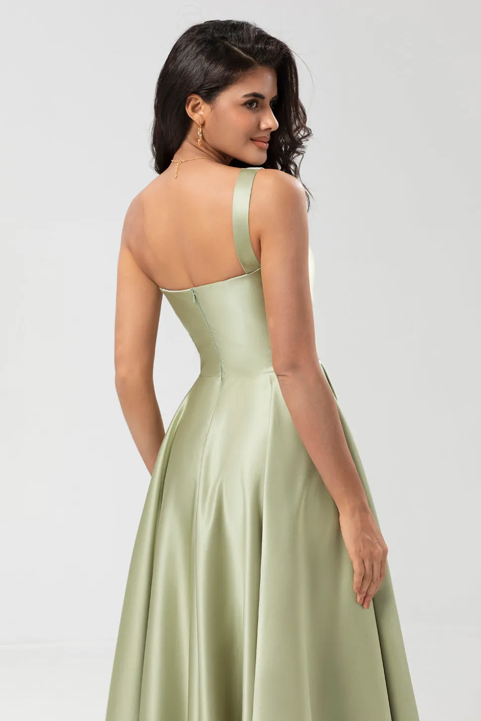 Um ombro cetim vestido verde dama de honra com bolsos