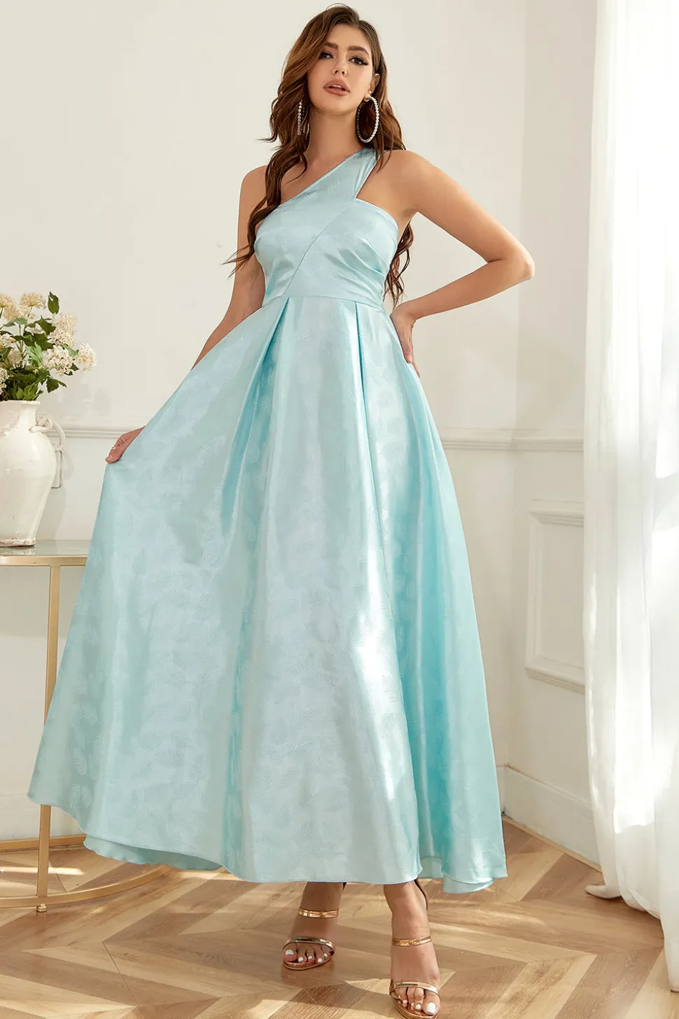Um ombro claro verde vestido mãe