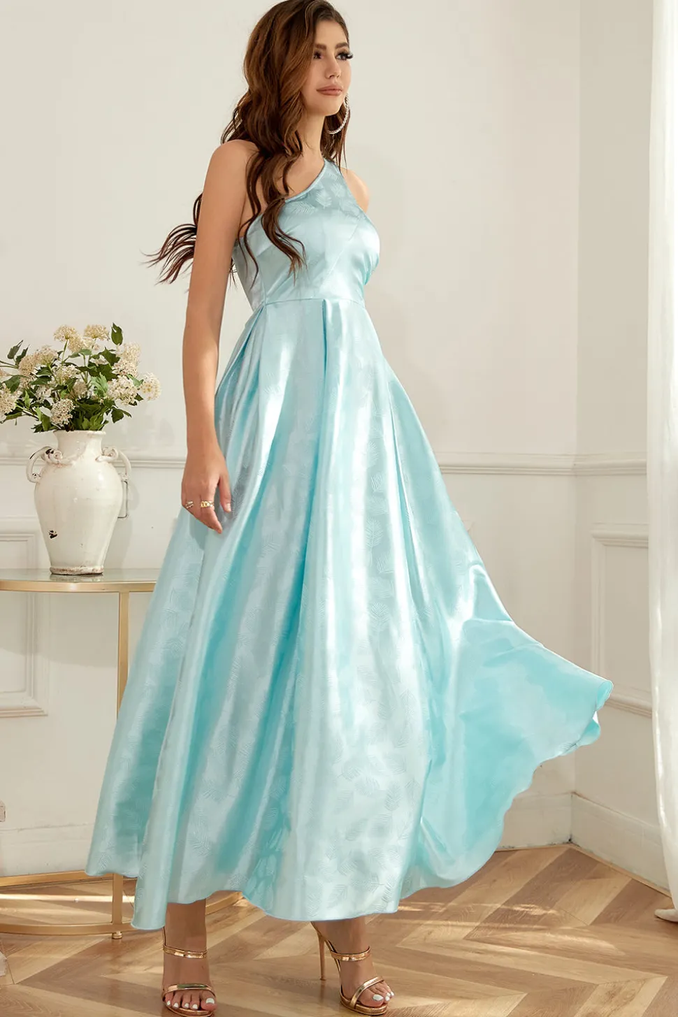 Um ombro claro verde vestido mãe