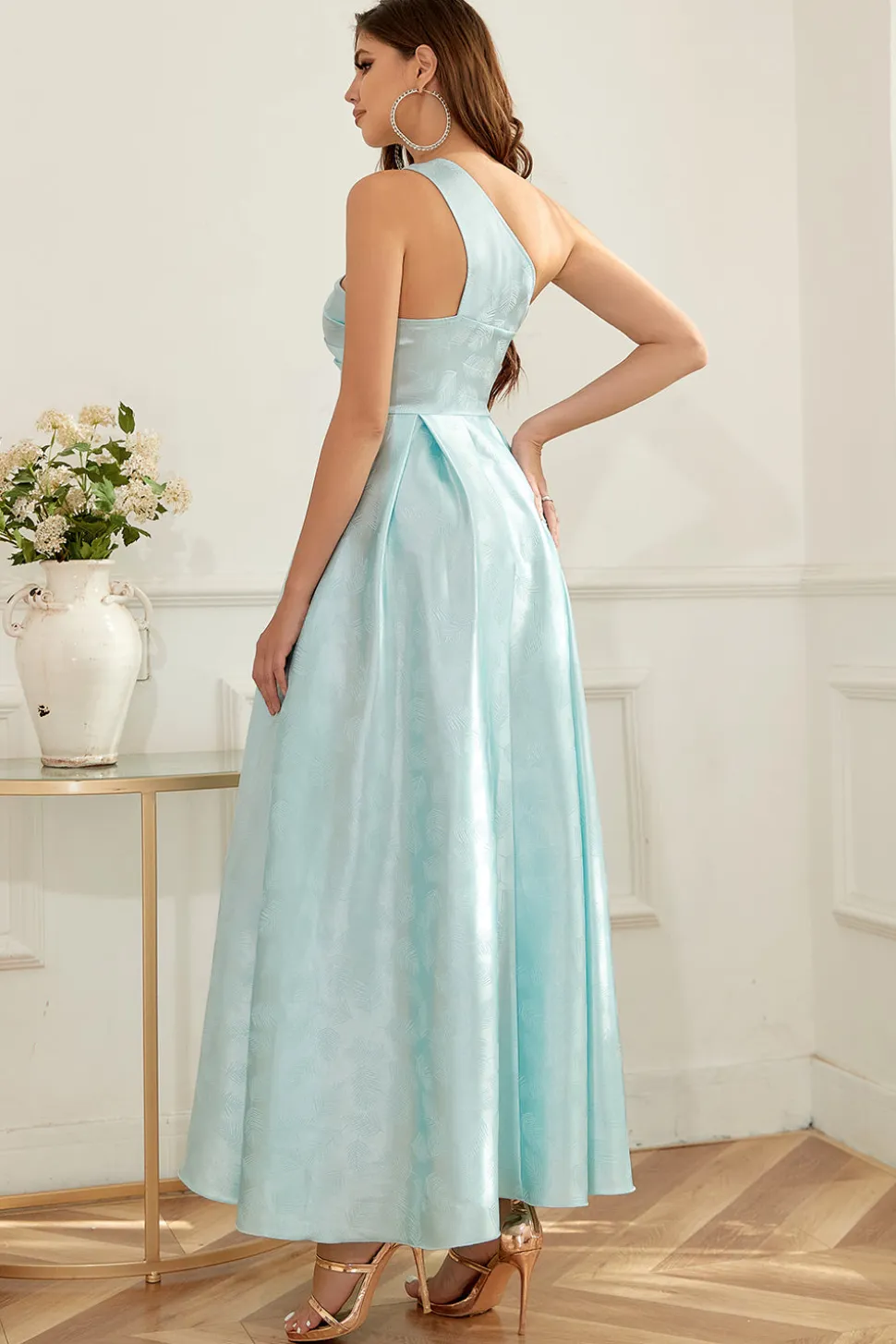 Um ombro claro verde vestido mãe