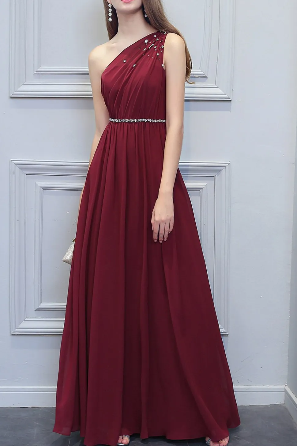 Um ombro do vestido longo de chiffon dama de honra com Beading