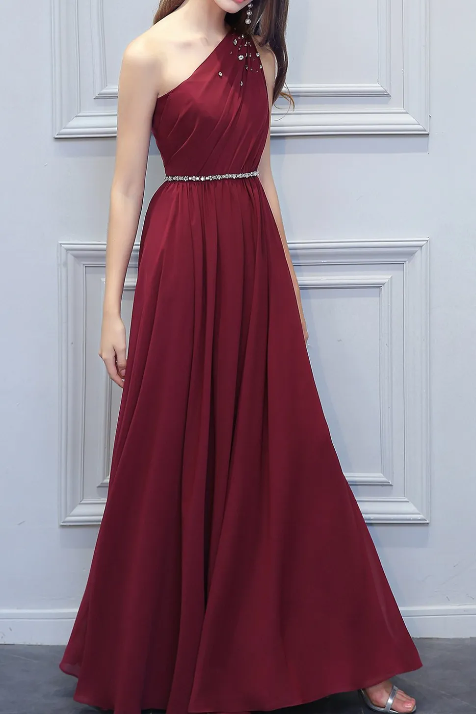 Um ombro do vestido longo de chiffon dama de honra com Beading
